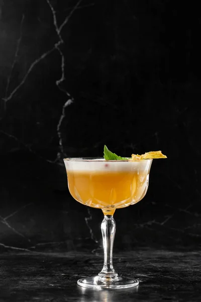 Glas Med Gul Citron Cocktail Dekorerad Med Torkad Ananas Och — Stockfoto