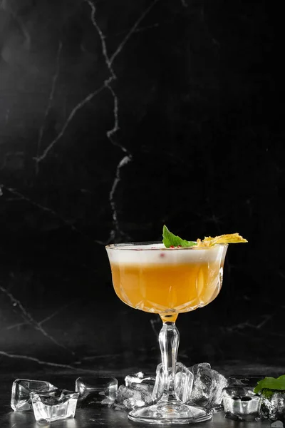 Glas Med Gul Citron Cocktail Dekorerad Med Torkad Ananas Och — Stockfoto