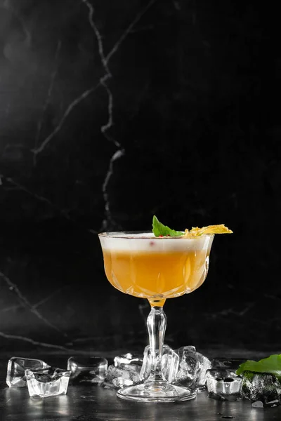 Glas Met Gele Citroencocktail Versierd Met Gedroogde Ananas Munt Bar — Stockfoto