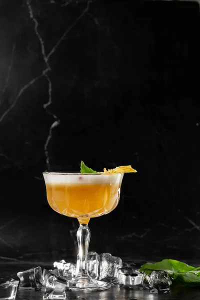 Bicchiere Con Cocktail Limone Giallo Decorato Con Ananas Essiccato Menta — Foto Stock