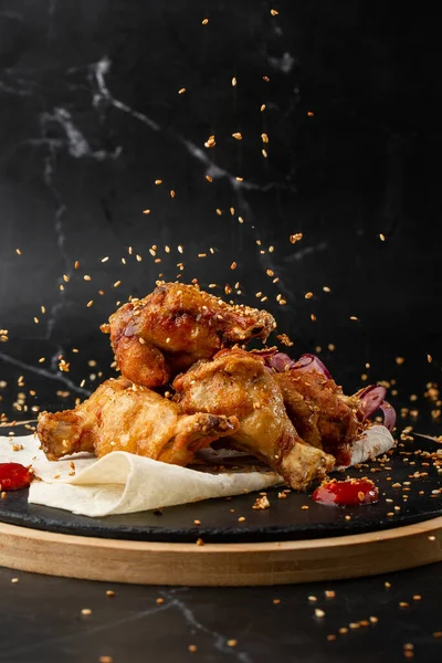 Alitas Pollo Horno Búfalo Con Semillas Sésamo Cebolla Rodajas Chile —  Fotos de Stock