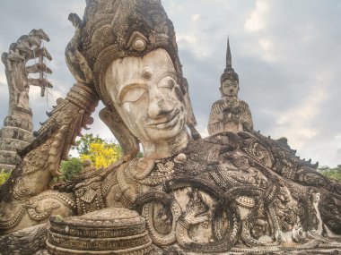 Buda Park Sala Kaew Ku ne Buda uzanmış