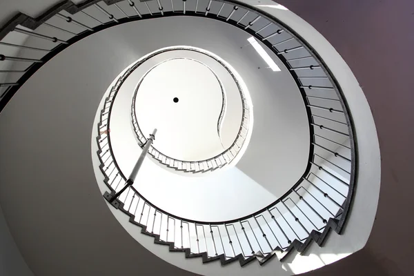 Vue à l'envers de l'escalier en colimaçon — Photo