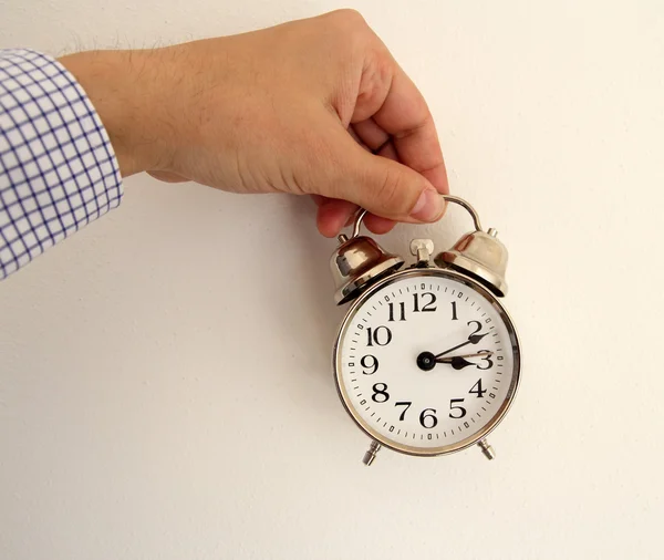 Mann hält Uhr in der Hand — Stockfoto