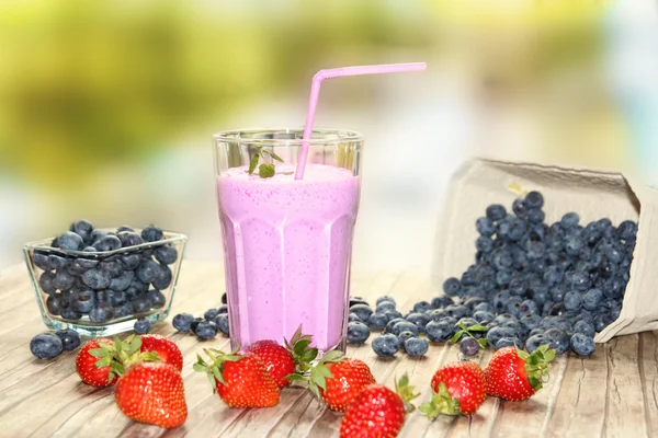 Milkshake aux myrtilles et fraises — Photo