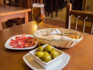 zeytin ve jambon tapas