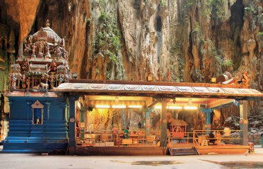 batu mağaralarda Hindu tapınağı
