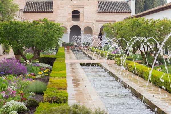 Gardens and fountain of generalife in granada — Stock Photo, Image