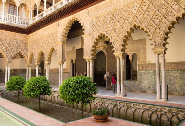 Arkitektur på alhambra gårdsplass – stockfoto