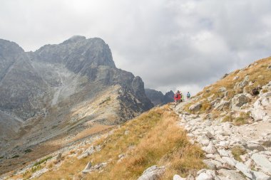 yüksek dağlarda yürüyüş yolu