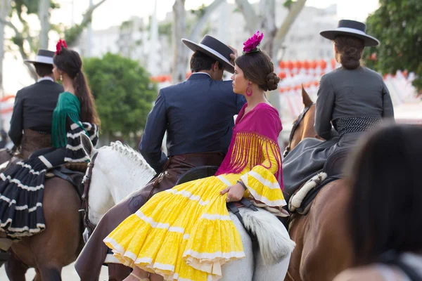 Man och kvinna klädd i traditionella spanska dräkter ridning häst — Stockfoto