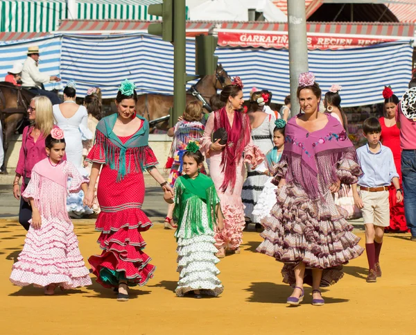 Kvinnor klädda i traditionella dräkter på Sevillas April Fair — Stockfoto