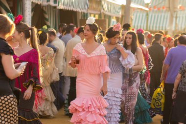 Sevilla'nın April Fuarı'nda geleneksel kostümler giymiş kadınlar