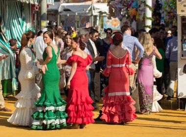 Sevilla'nın April Fuarı'nda geleneksel kostümler giymiş kadınlar 