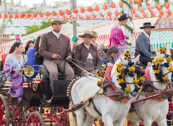 Spanska människor klädda i traditionella dräkter ridning häst vagnar och firar — Stockfoto