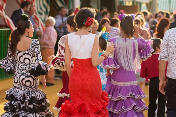 Kvinnor klädda i traditionella dräkter på Sevillas April Fair — Stockfoto