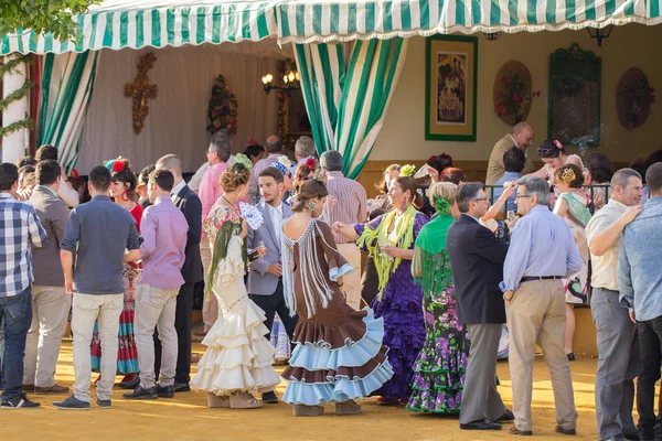 Pessoas vestidas com trajes espanhóis tradicionais na festa — Fotografia de Stock