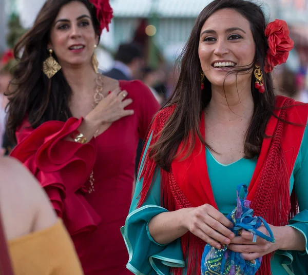 Leende kvinnor i flamenco klänning på feria de abril — Stockfoto