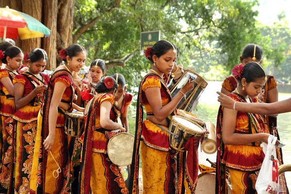 Donne in abito tradizionale suonare la batteria su sri lanka — Foto Stock