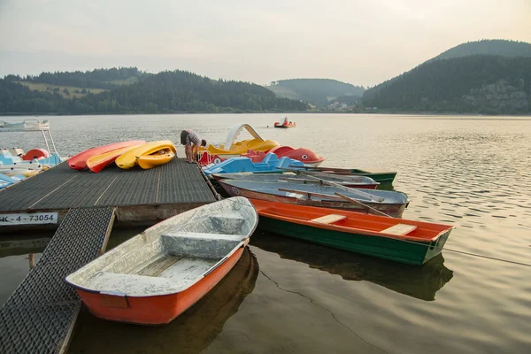 Pôr do sol no lago com barcos coloridos — Fotografia de Stock