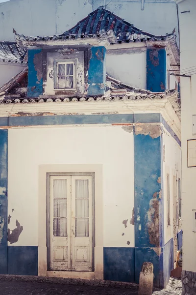 Blå och vit färgade hus i portugal — Stockfoto