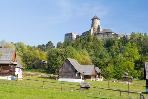 Pueblo bajo castillo — Foto de Stock