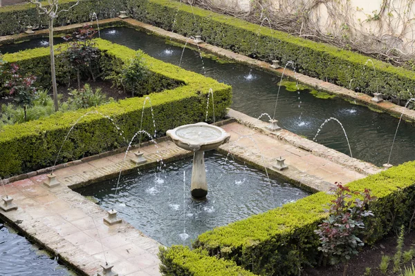 Fontaine dans le jardin vert generalife parc en alhambra — Photo