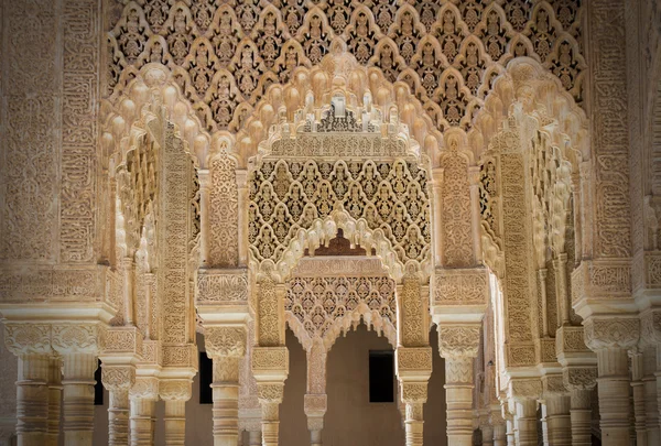 Pilares de la alhambra interior — Foto de Stock