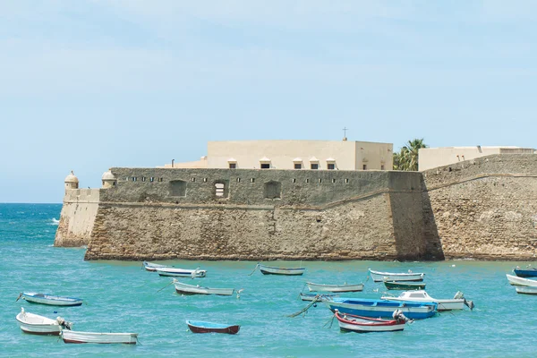 Pequeños barcos en el puerto de Cádiz, España — Foto de Stock