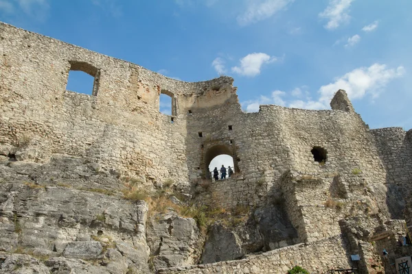 Muralhas de ruína castelo medieval — Fotografia de Stock