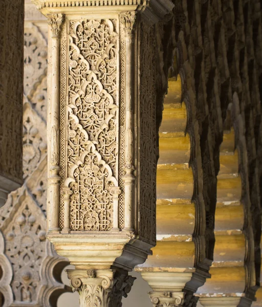 Alhambra snijwerk op pijlers closeup — Stockfoto