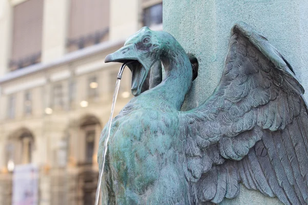 Vogelstatue an der mariahilfer straße in wiena — Stockfoto
