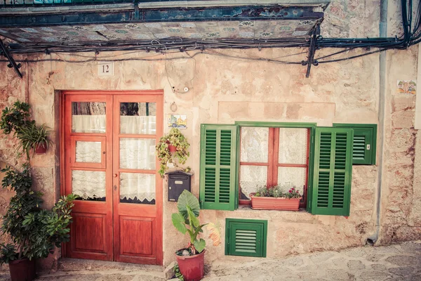 Fachada de casa con puertas y ventana verde en la calle medieval en v —  Fotos de Stock