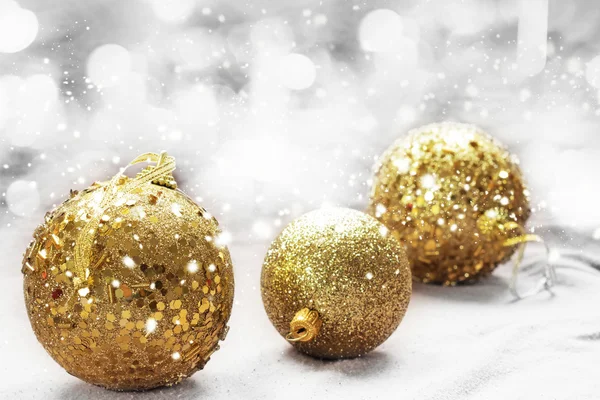 Boules de Noël dorées dans la neige — Photo