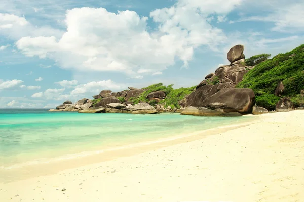 Hindistan cevizi hurma ile beyaz kum plaj ada — Stok fotoğraf