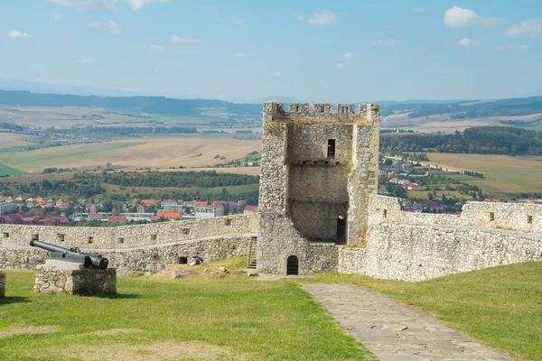 荒廃した中世の城の城壁 — ストック写真