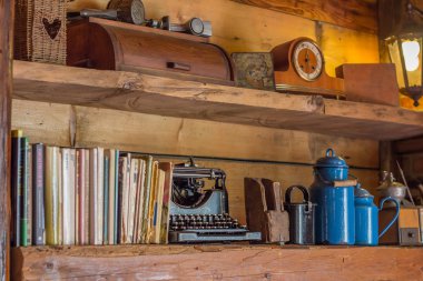 Eski ahşap raf ile dergi ve antika objeler