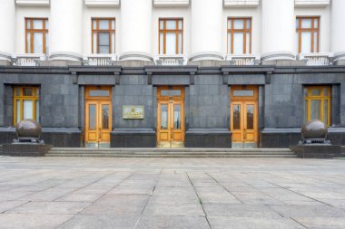 Ukrayna Devlet Başkanı, Fa ade, Plaque ve Ukrayna Yazı İşleri Başkanı. Ukrayna Başkanı 'nın Kyiv' deki Bankova Caddesi 'ndeki ana ofisine giriş. İnşa Üzerine Görünüm
