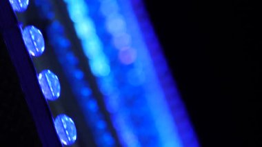 Ağır çekim. Bulanık Arkaplanda Boşluğu Kopyala. Dönme dolapta Neon Lights var. Lunaparktaki Ay Gecesi Bokeh Eğlence Bölgesi, Eğlence Endüstrisi. Bokeh 'in Tatil Arkaplanı