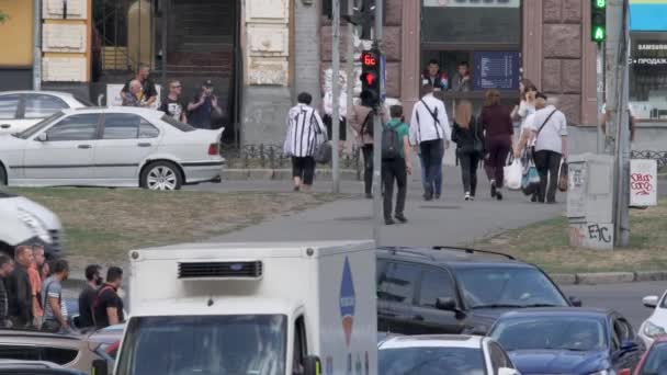 Persone comuni che camminano in Busy Street di Kiev in estate. Pedoni e traffico nel centro della capitale dell'Ucraina. La vita cittadina. Urbano. La vita quotidiana di una grande città. La società e la città — Video Stock