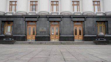 Ukrayna Başkanı 'nın Kyiv' deki Bankova Caddesi 'ndeki ana ofisine giriş. Binaya bir bak. Ukrayna Devlet Başkanı, Cephe, Ukrayna Yazı İşleri Müdürü