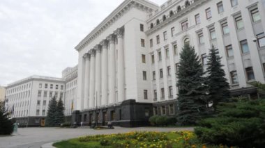 Ukrayna Başkanı 'nın resmi konutu. Ukrayna Başkanlık İdaresi Binası cephesi. Bankova Caddesi 'ndeki Kyiv' de Ukrayna Cumhurbaşkanlığı Ofisi 'ne Düşük Açılı Bakış
