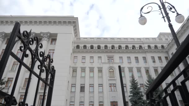 Facciata della costruzione dell'amministrazione presidenziale dell'Ucraina. Ufficio del Presidente dell'Ucraina a Kiev su Bankova Street. Residenza Ufficiale del Presidente dell'Ucraina. Vista bassa e ampia — Video Stock