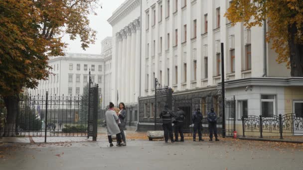 Officieel verblijf van de president van Oekraïne. Voorzijde van de bouw van de presidentiële administratie van Oekraïne. Uitzicht op de ingang van het Bureau van de president van Oekraïne in Kiev op Bankova Street — Stockvideo