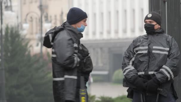 Administración del presidente de Ucrania en Kiev en la calle Bankova. Covid-19. Oficiales de policía con máscaras protectoras en servicio que vigilan la entrada a la residencia oficial del presidente de Ucrania — Vídeos de Stock