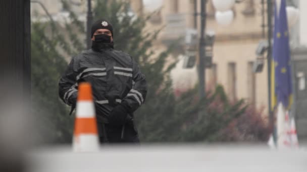 警察执勤时戴着防护面罩，守卫乌克兰总统在基辅Bankova街的行政入口。乌克兰总统办公室。Covid-19 — 图库视频影像