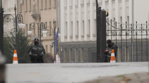 Administratie van de president van Oekraïne in Kiev op Bankova Street. Covid-19. Politieagenten in beschermende maskers op dienst bewaken van de ingang van de officiële verblijfplaats van de president van Oekraïne — Stockvideo