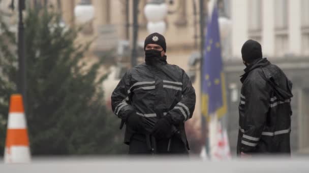 Los agentes de policía llevan máscaras protectoras en servicio que vigilan la entrada a la administración del presidente de Ucrania en Kiev en la calle Bankova. Oficina del Presidente de Ucrania. Coronavirus — Vídeos de Stock