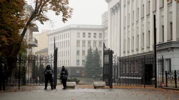 Policías de guardia vigilando la entrada a la residencia oficial del presidente de Ucrania. Oficiales de policía vigilan frente a la puerta de entrada a la administración del presidente de Ucrania. — Vídeos de Stock