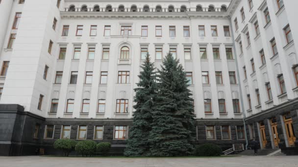 Les piétons et les gens marchant le long du bâtiment de l'administration du président de l'Ukraine. Résidence officielle du Président de l'Ukraine sur la rue Bankova à Kiev. Bureau au président de la République — Video